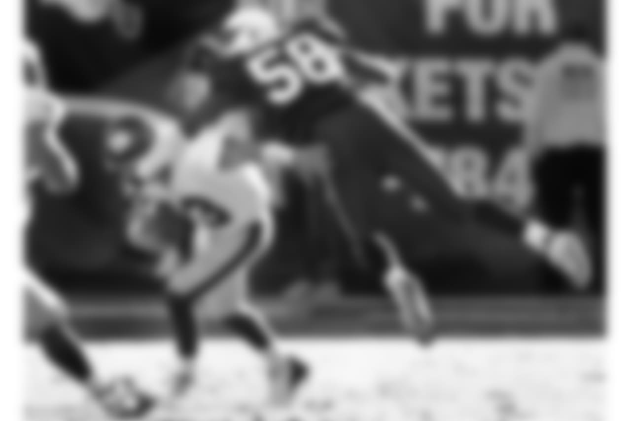 LB Karlos Dansby flies at then-Giants QB Kurt Warner in 2004