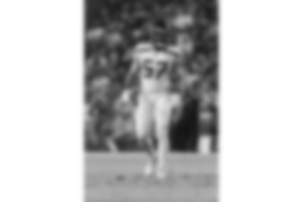 LB Michael Wilhoite