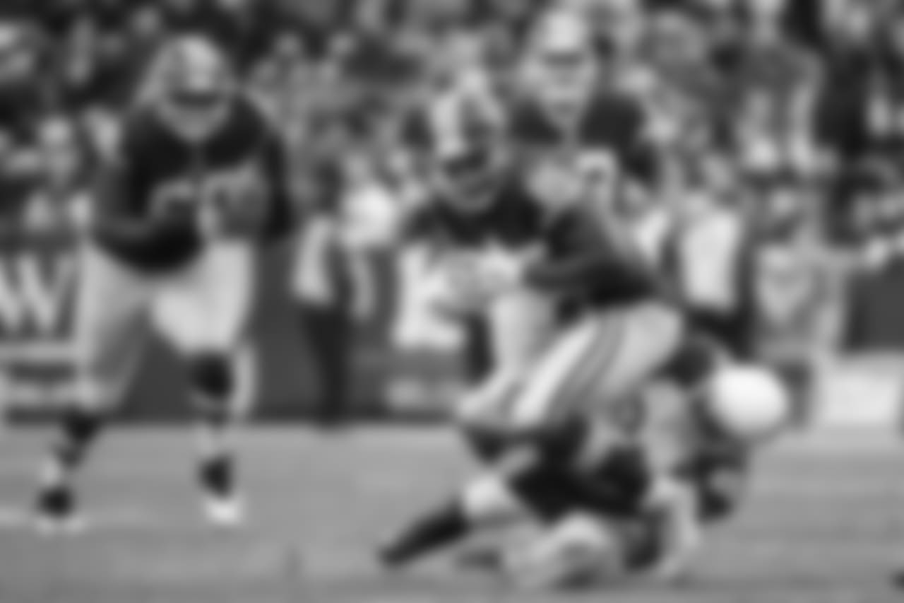 Redskins TE Vernon Davis secures the catch