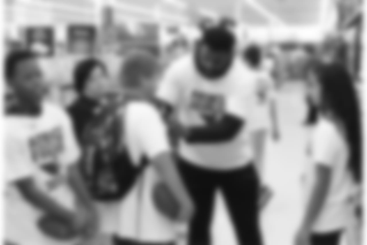 LB Karlos Dansby signs autographs