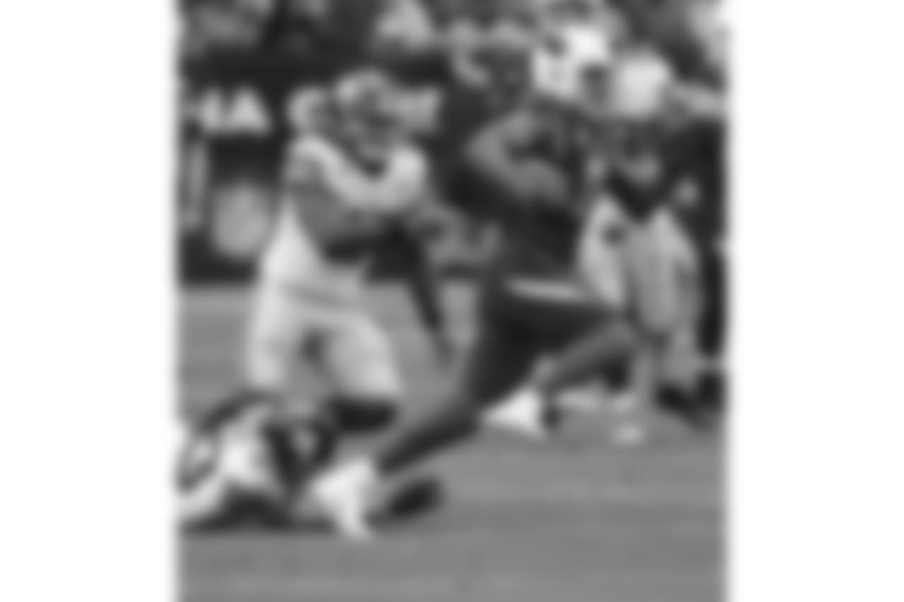 Cardinals WR Larry Fitzgerald darts across the field after the catch