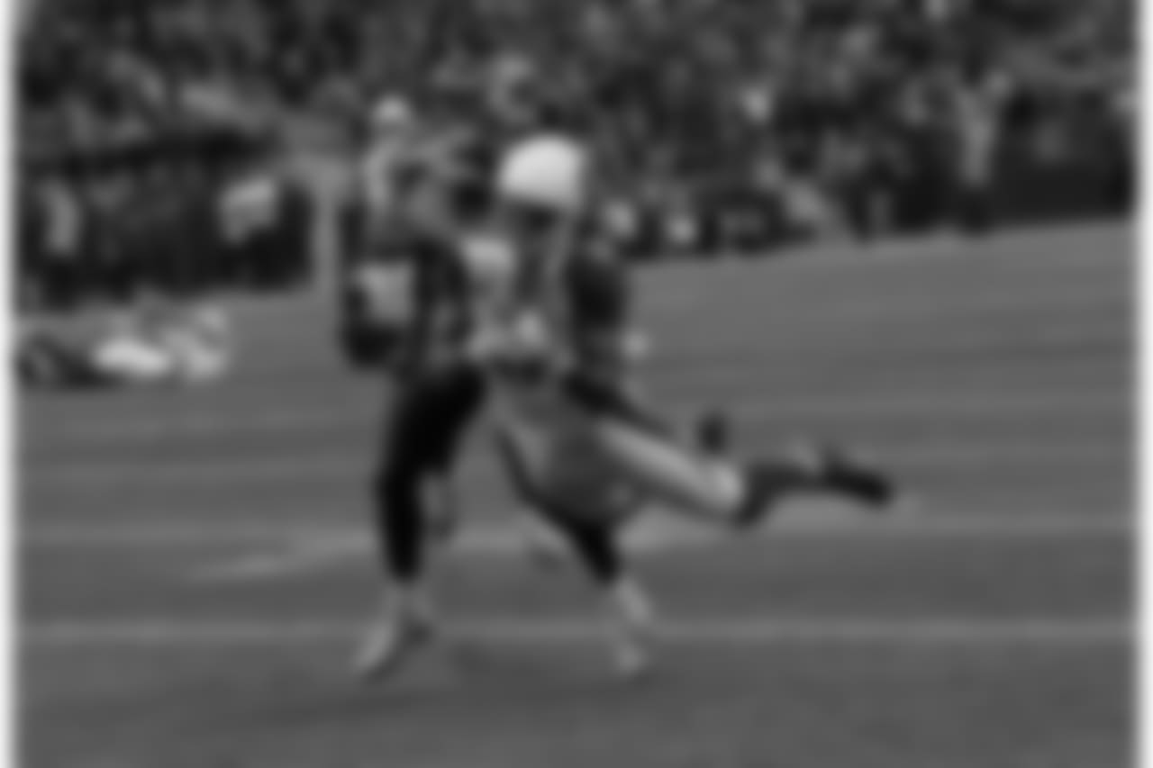WR Larry Fitzgerald stretches out for a 16-yard reception