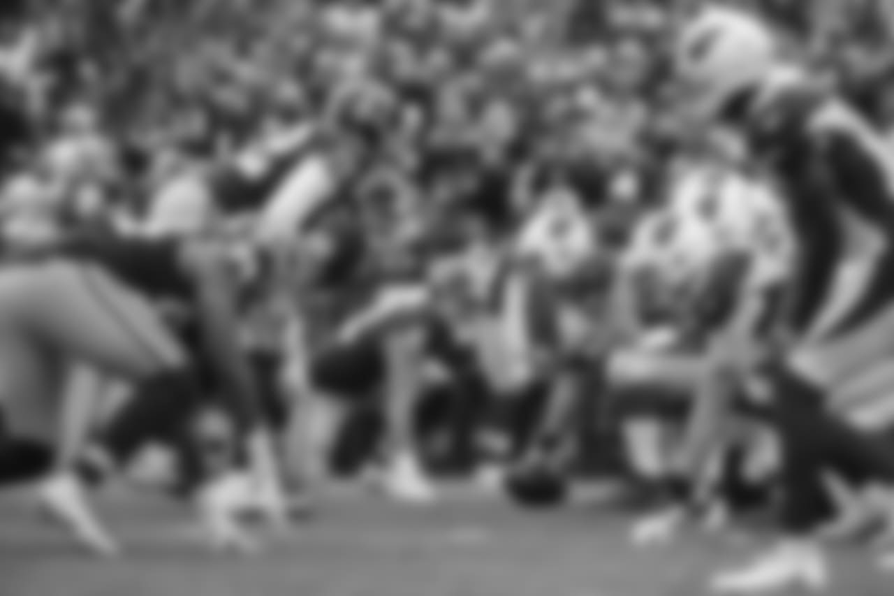 The Arizona Cardinals and Washington Redskins at the line of scrimmage