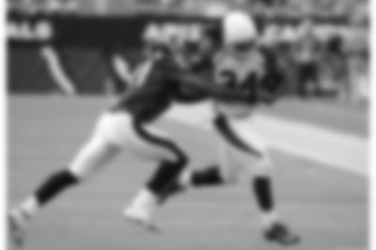 2009: RB Tim Hightower carries the ball