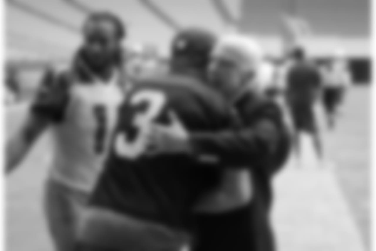 QB Carson Palmer hugs Senator John McCain