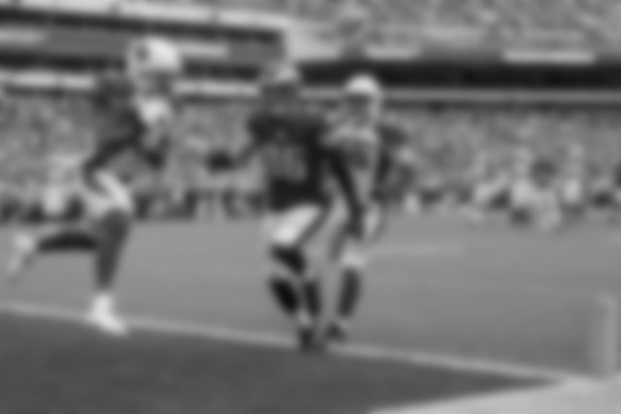 S Antoine Bethea picks off a pass against the Eagles