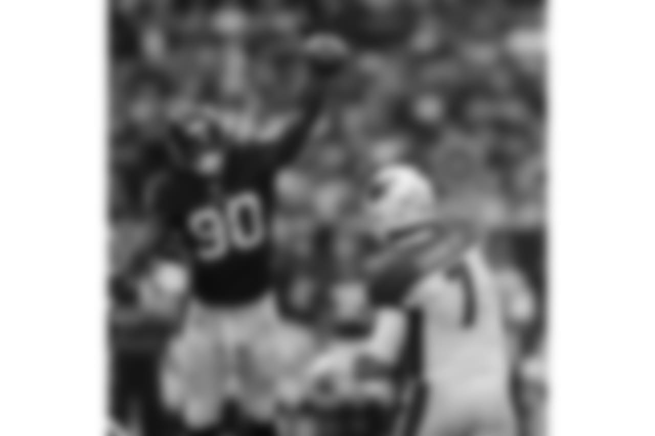 Houston DE Jadeveon Clowney pressures Cardinals QB Blaine Gabbert