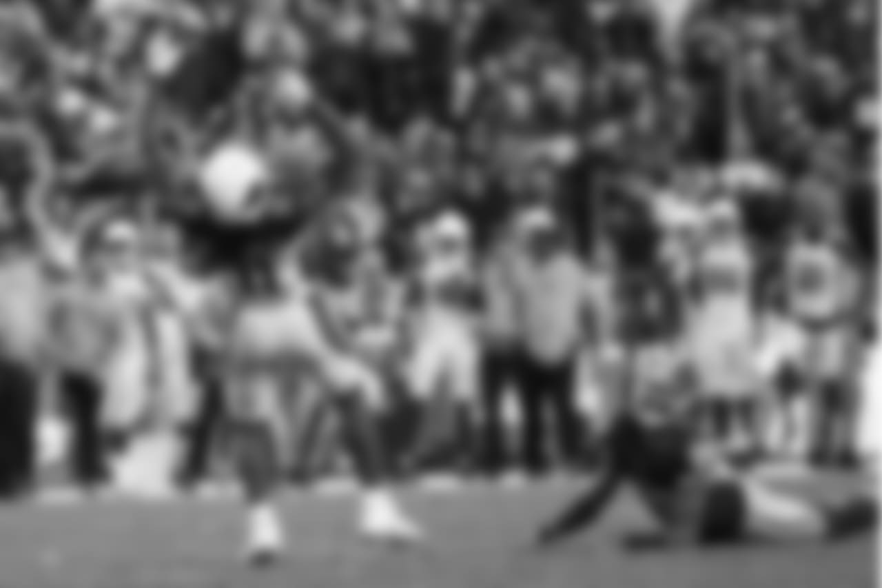 Gabbert's pass sails over Cardinals WR Larry Fitzgerald