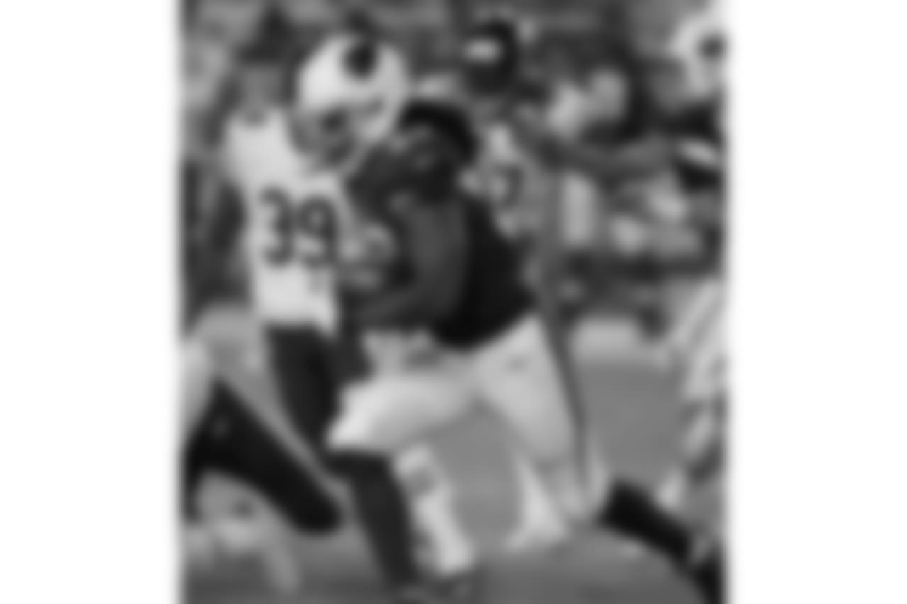 RB Chris Johnson on the run
