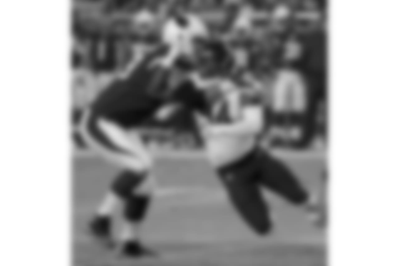 RT Jared Veldheer blocks Bears LB Leonard Floyd