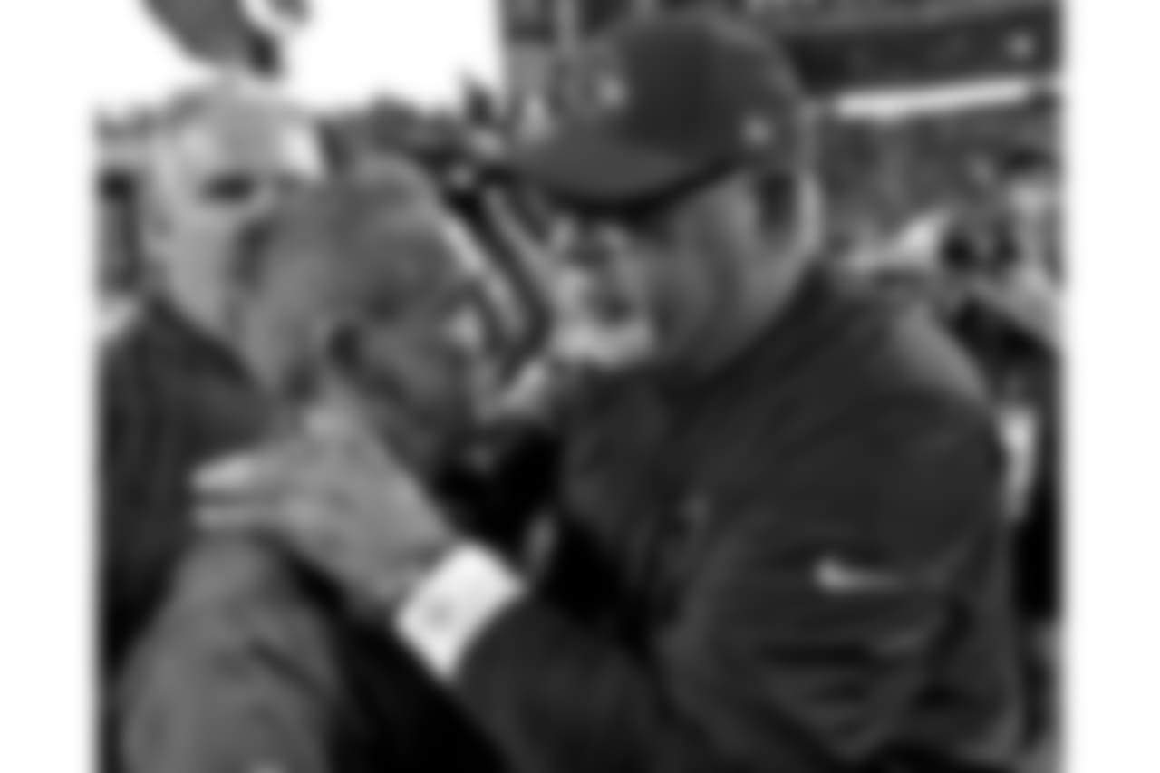 Cardinals head coach Bruce Arians (right) greets Giants interim head coach Steve Spagnuolo (left)
