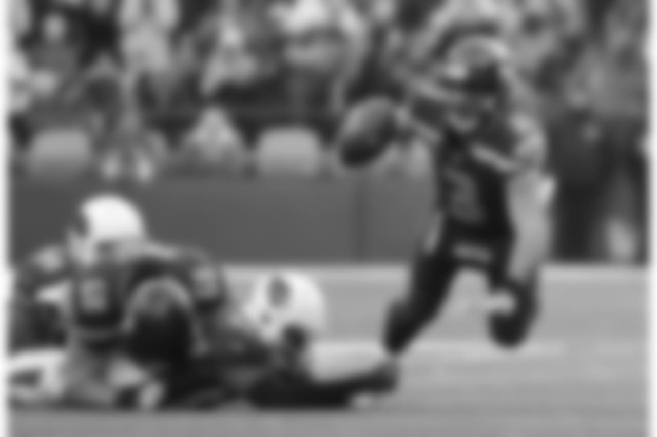 Seahawks QB Russell Wilson dives forward