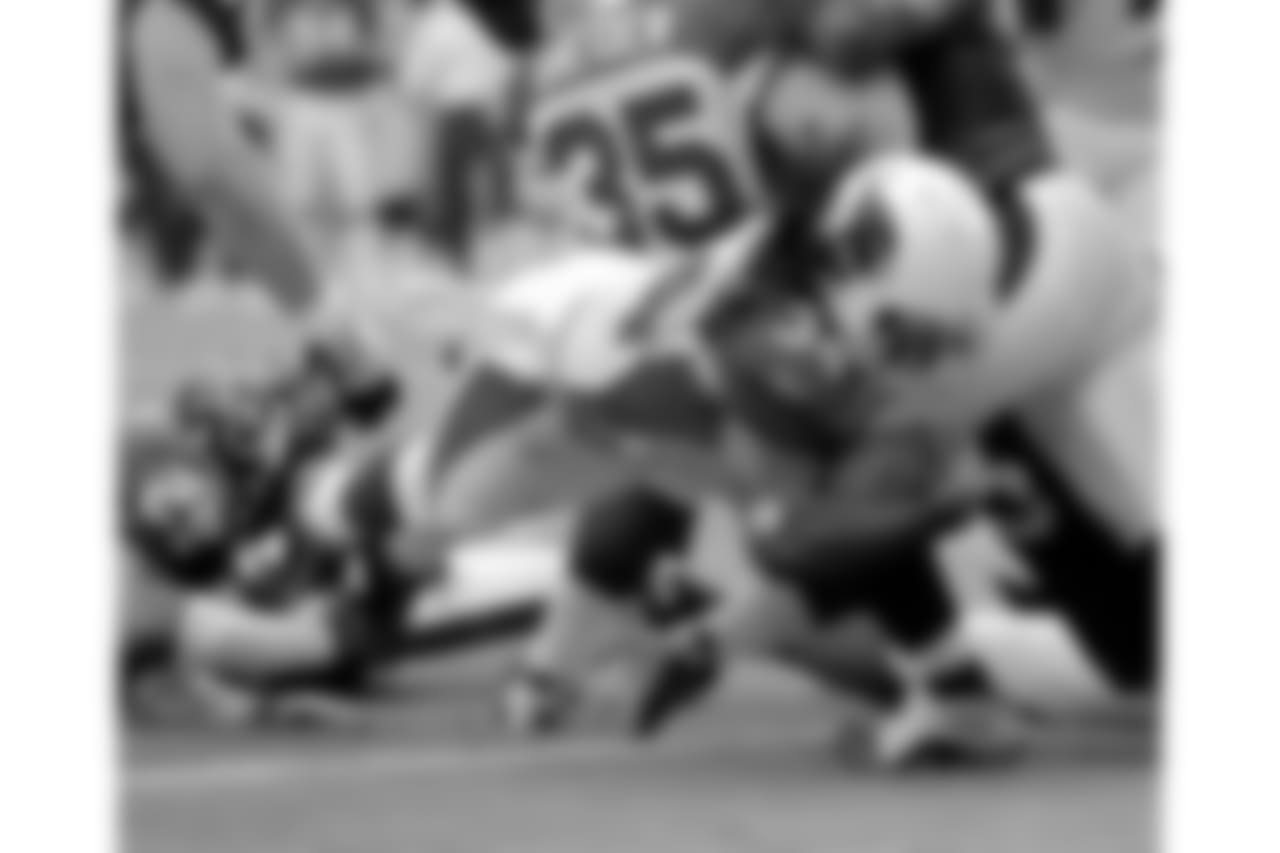 2009: RB Tim Hightower dives into the end zone