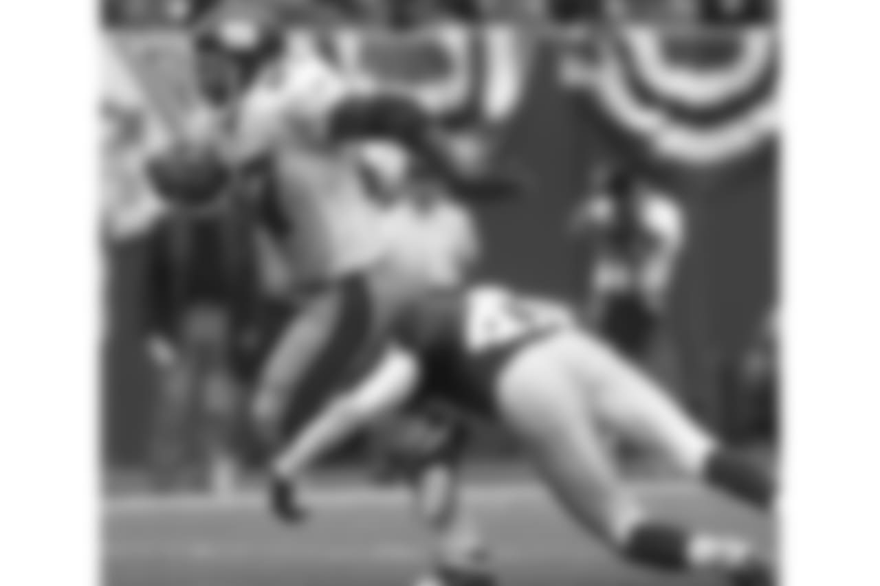 Giants RB Ron Dayne runs while Kwame Lassiter goes for the tackle in 2000
