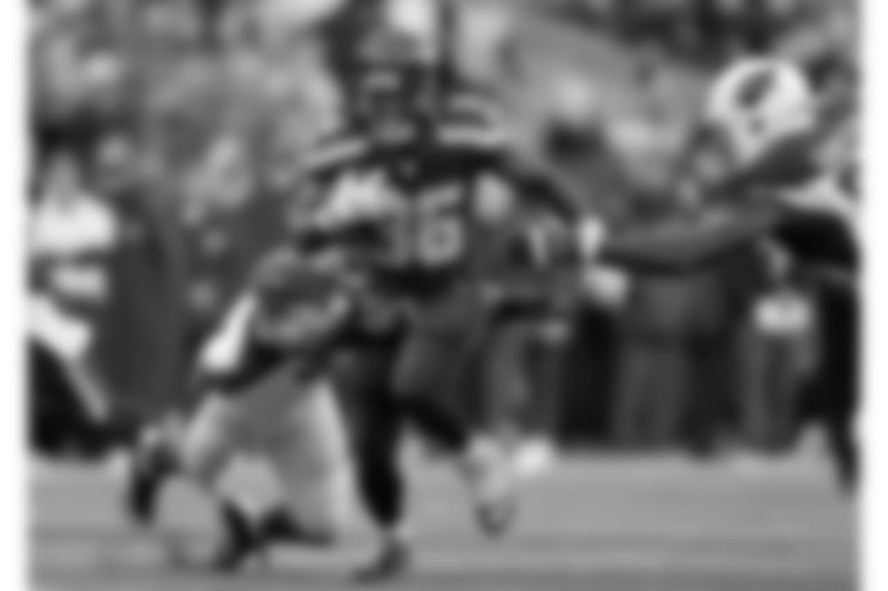 Seahawks RB Alex Collins runs into Cardinals defense