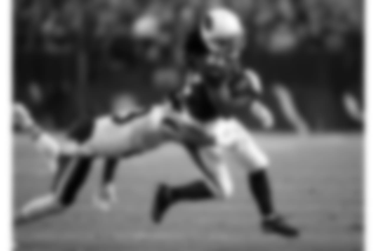 RB Chris Johnson runs through the Bears defender