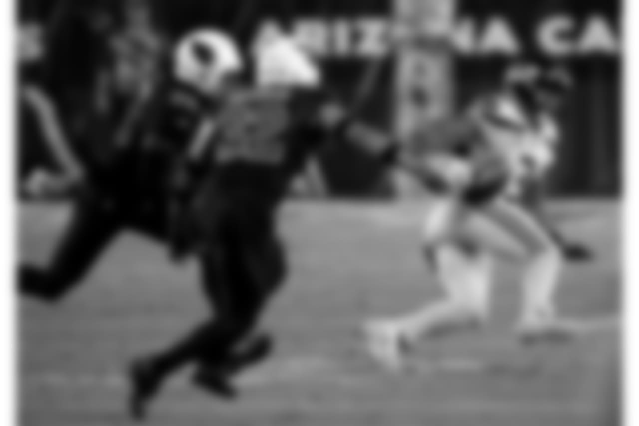 Seahawks QB Russell Wilson escapes LB Chandler Jones (left) and S Tyrann Mathieu (center)