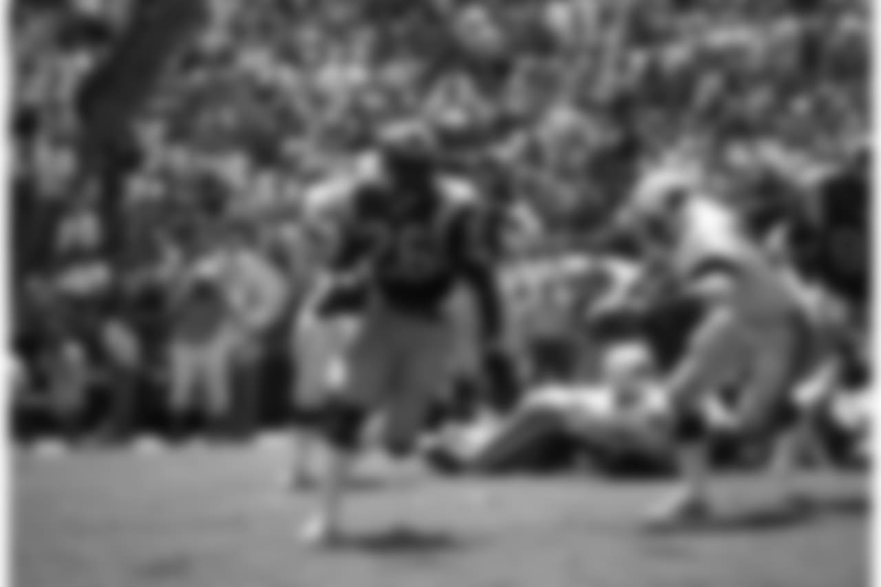1979: Rams RB Wendell Tyler carries the ball