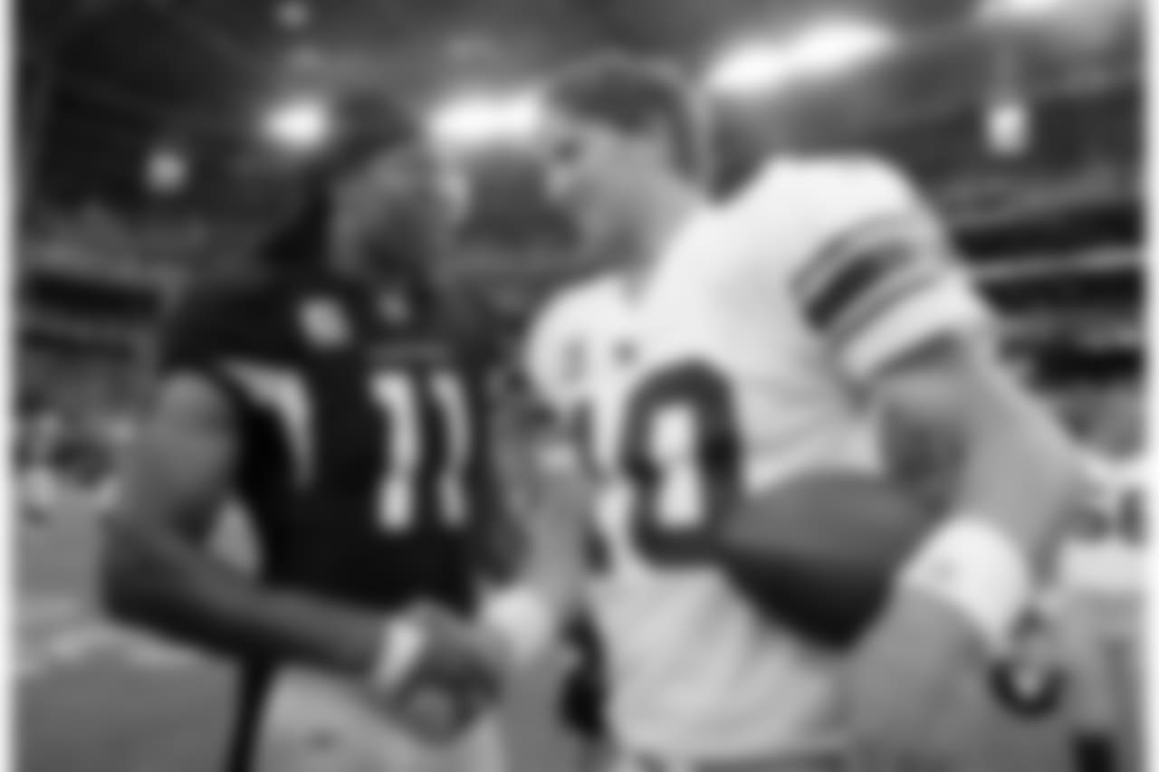 WR Larry Fitzgerald and Giants QB Eli Manning shake hands following the game in 2011