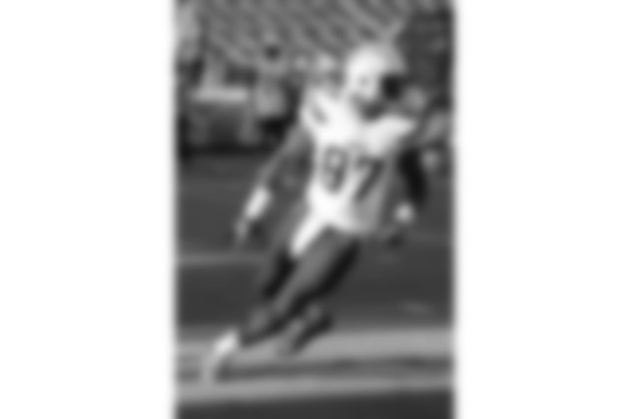 San Diego Chargers tight end Jeff Cumberland (87) warms up prior to a preseason NFL football game against the Arizona Cardinals, Friday, Aug. 19, 2016, in San Diego. (Peter Read Miller via AP)
