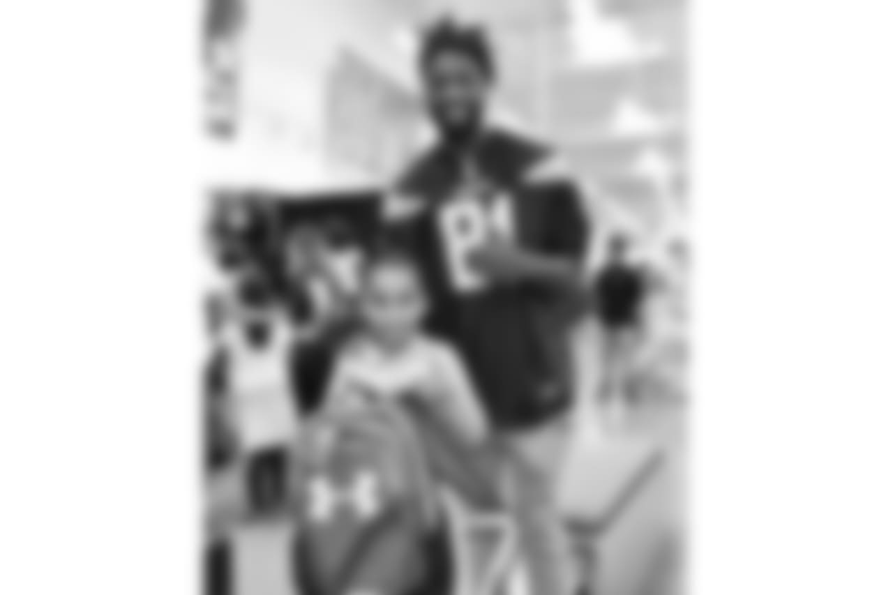 Chargers current players and Hall of Fame Running Bank LaDainian Tomlinson teamed up with WSS to donated new back-to-school shoes AND backpacks to 450 elementary schools students from the city of Carson.