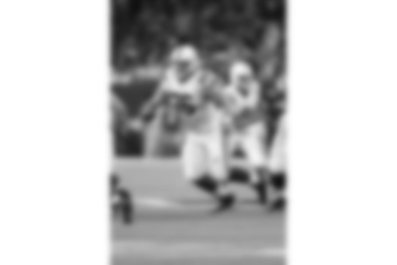 Indianapolis Colts guard Joe Reitz sets up to block in action during a NFL football game against the Houston Texans on Thursday, Oct. 8, 2015 in Houston. The Colts won the game, 27-20. (G. Newman Lowrance via AP)