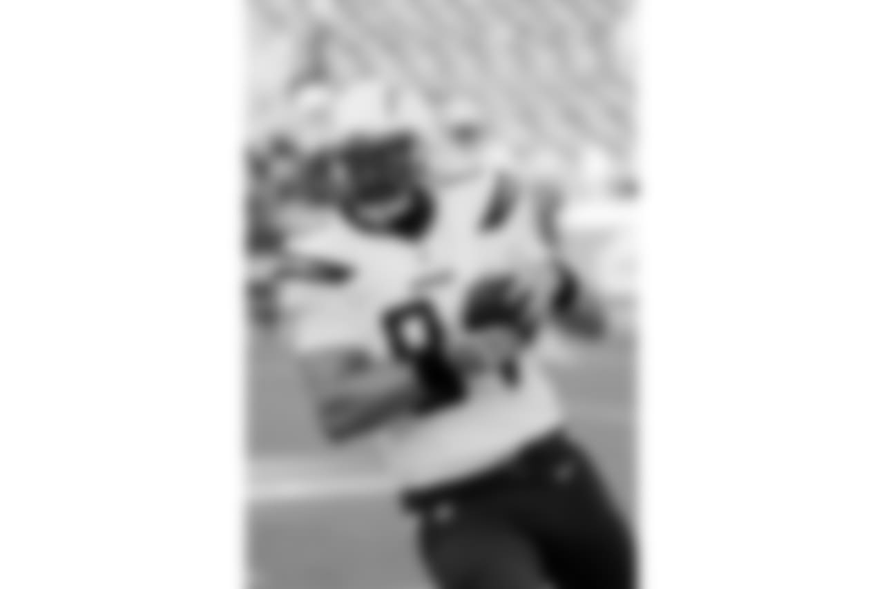 San Diego Chargers tight end Sean McGrath (84) warms up prior to a preseason NFL football game against the Arizona Cardinals, Friday, Aug. 19, 2016, in San Diego. (Peter Read Miller via AP)