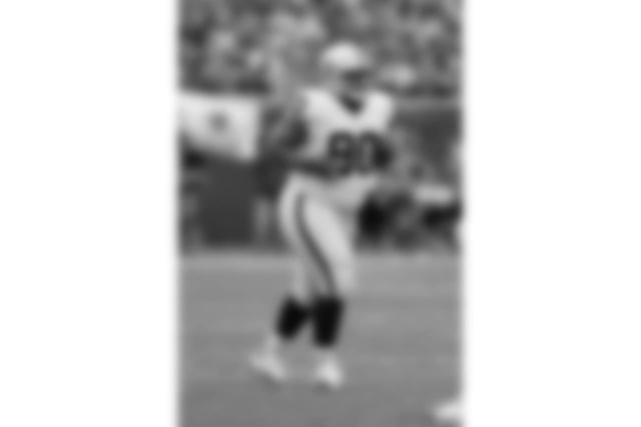 Oakland Raiders defensive tackle Dan Williams (90) runs during a week 4 NFL football game against the Chicago Bears on Sunday, October 4, 2015 in Chicago. The Bears defeated the Raiders 22-20. (Scott Boehm via AP)
