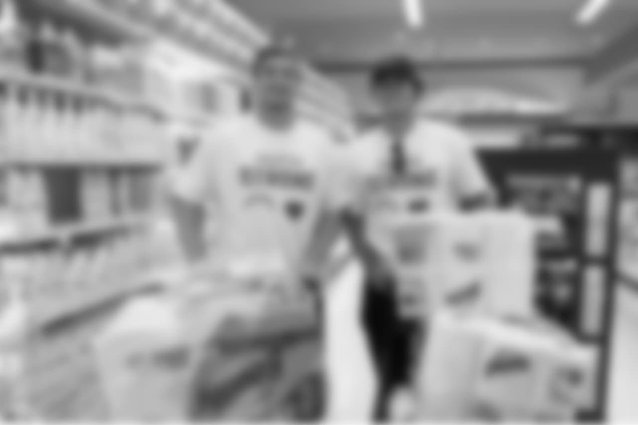 090617_food_drive_092.jpg