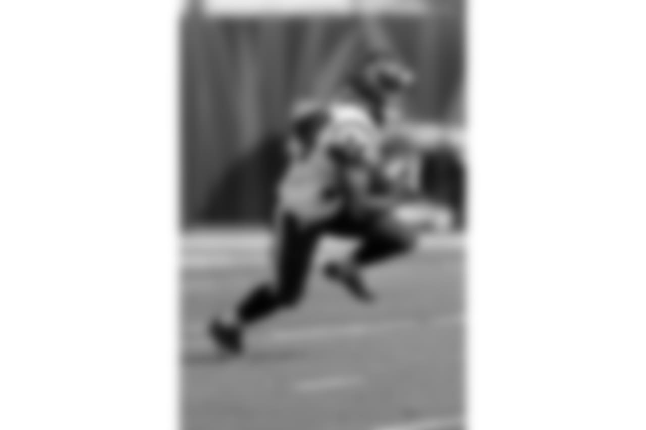 Houston Texans rookie kick returner Tyler Ervin (34) returns a second quarter kick to the 22 yard line during the 2016 NFL week 10 regular season football game against the Jacksonville Jaguars on Sunday, Nov. 13, 2016 in Jacksonville, Fla. The Texans won the game 24-21. (Paul Spinelli via AP)