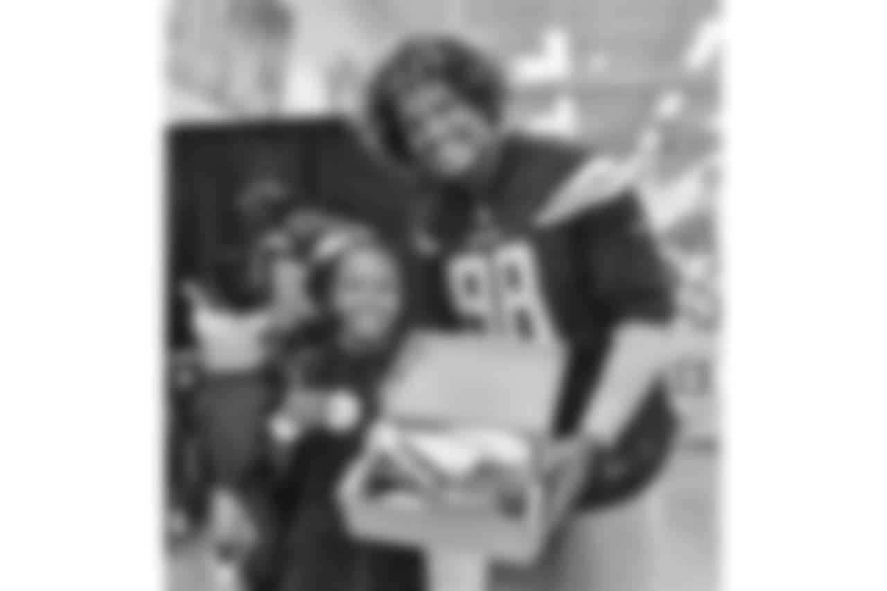 Chargers current players and Hall of Fame Running Bank LaDainian Tomlinson teamed up with WSS to donated new back-to-school shoes AND backpacks to 450 elementary schools students from the city of Carson.