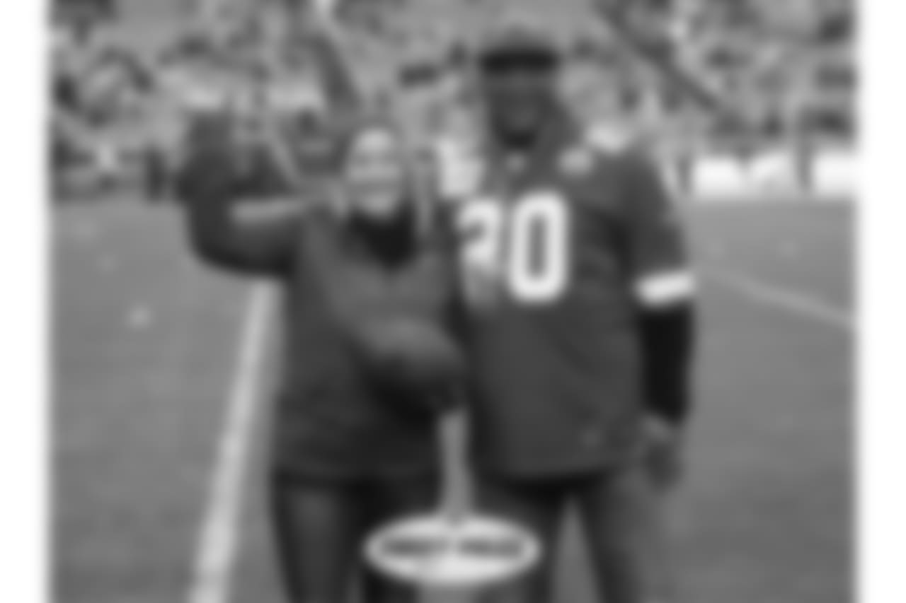 Sunday, November 29th, 2015 | Chiefs vs. Bills
Chiefs First Pass Powered by Blue Cross and Blue Shield of Kansas City Chiefs Kingdom Champion: Beth Noland
Beth Noland was selected as the Chiefs Kingdom Champion for her ongoing work with “Fuel Up to Play60”. Beth promotes healthy eating habits and makes fitness a priority in Kansas City’s youth. She exemplifies a true Blue Cross and Blue and Blue Shield of Kansas City Chiefs Kingdom Champion.