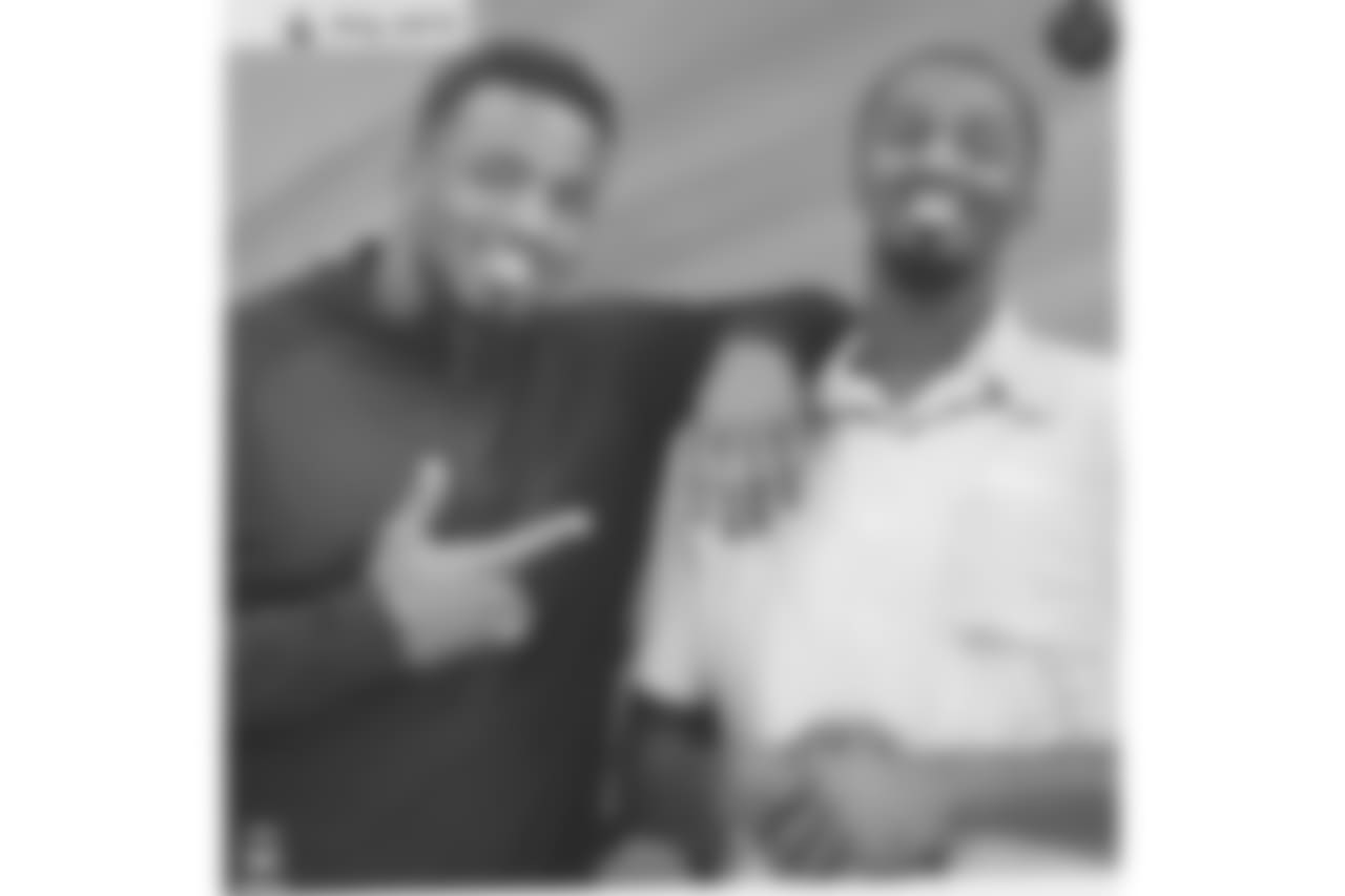 king_rell10Words can’t explain how refreshing this moment was for me today I love this guy glad we were able to kick back and laugh until we fall off the chair like old times. Stay up bro you coming home soon
