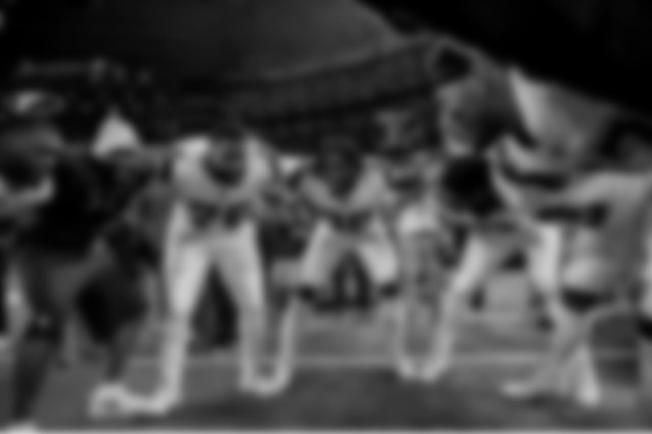 20171130_d_line_huddle_selects_jj61605.jpg