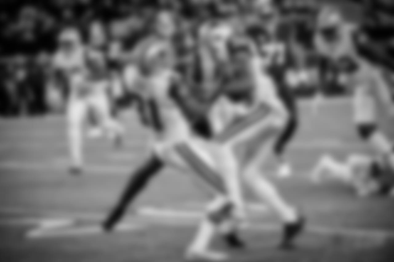 20171130_byron_jones_orlando_scandrick_selects_jj61928.jpg