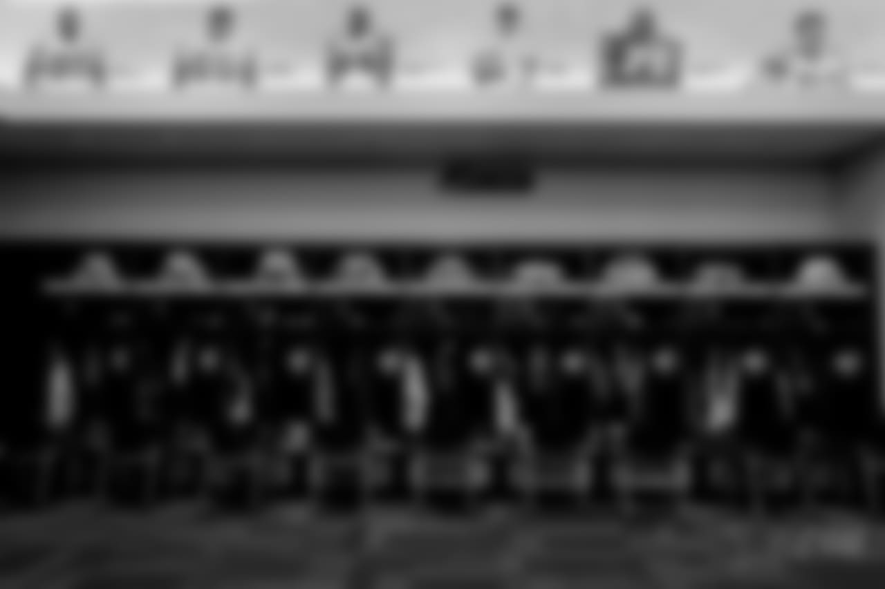 20171119_dal_locker_room_selects_jj57559.jpg