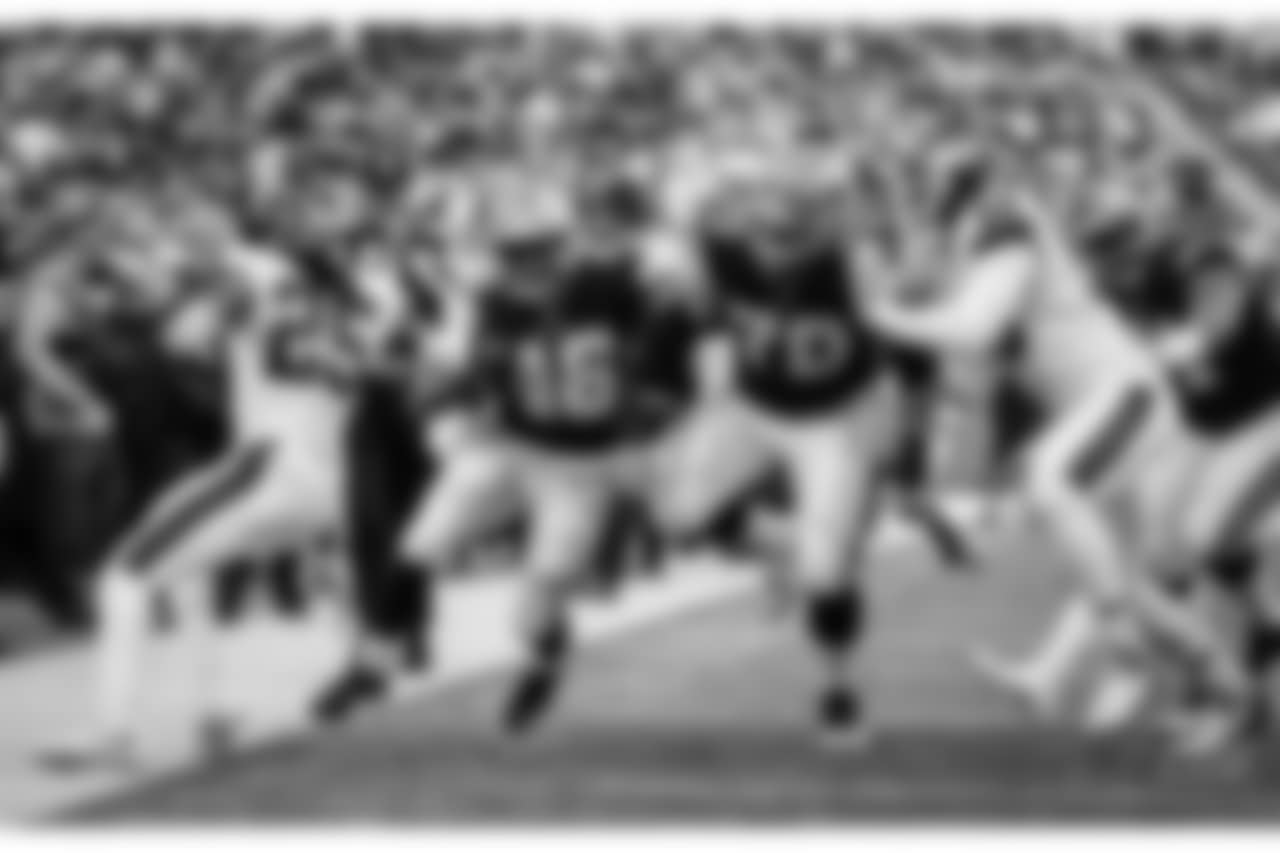 Dallas Cowboys running back Alfred Morris (46) runs the ball against the New York Giants during the first quarter of an NFL football game, Sunday, Dec. 10, 2017, in East Rutherford, N.J. (AP Photo/Adam Hunger)
