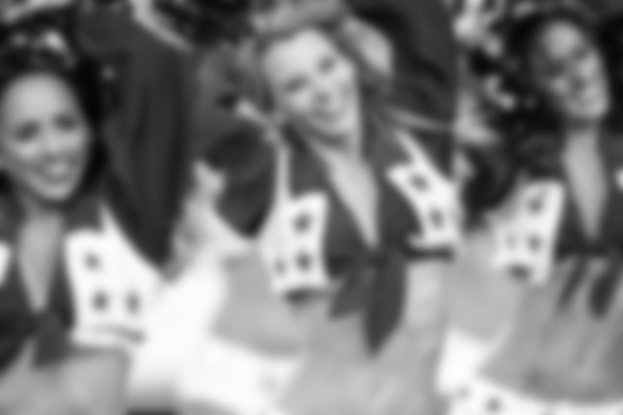 19 November 2017: Cheerleaders
of the Dallas Cowboys during their NFL week 11 regular season 37-9 loss to the Philadelphia Eagles at AT&T Stadium in Arlington, Texas. Photo by Sam Smith/Dallas Cowboys