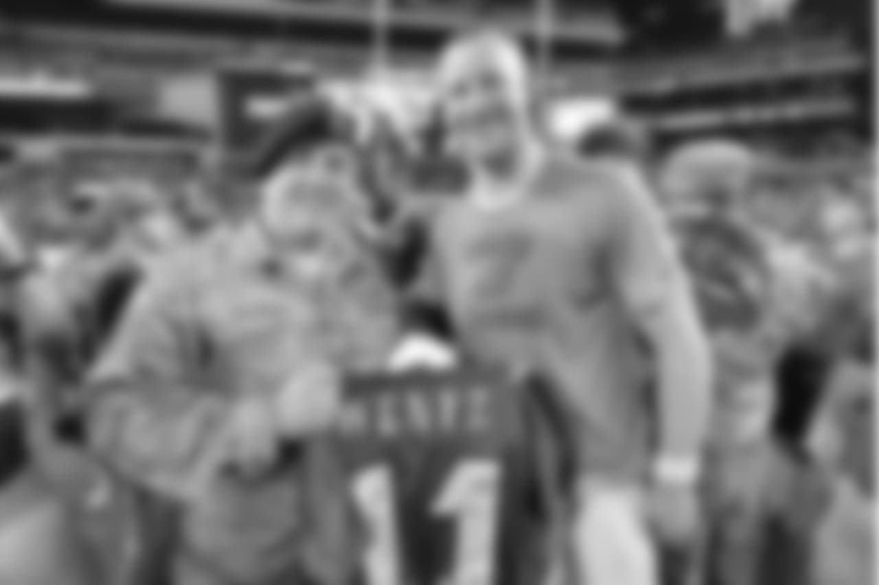 QB Carson Wentz takes a picture with a soldier at public practice.