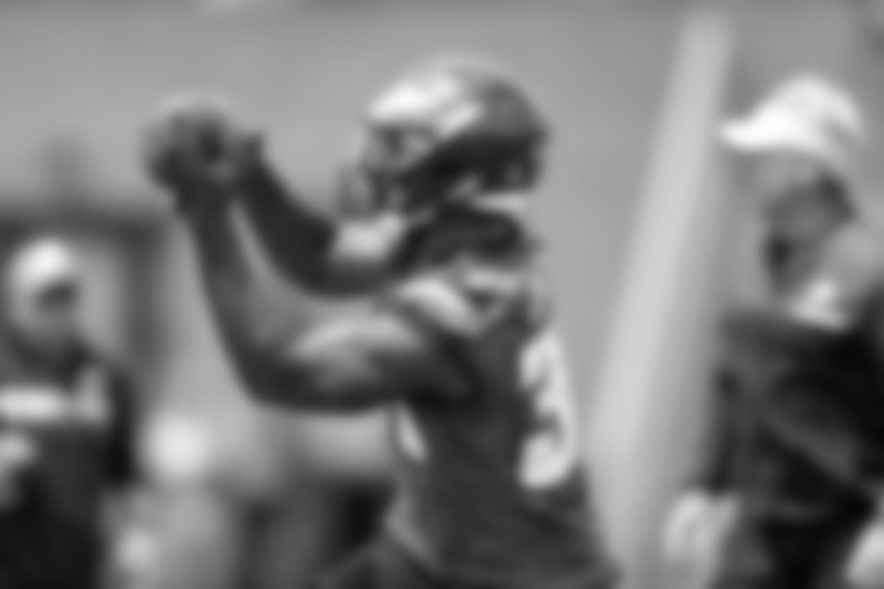 RB Matt Jones catches a pass.