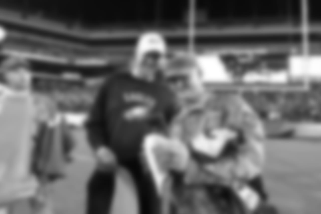 QB Nick Foles chats with a soldier at public practice.