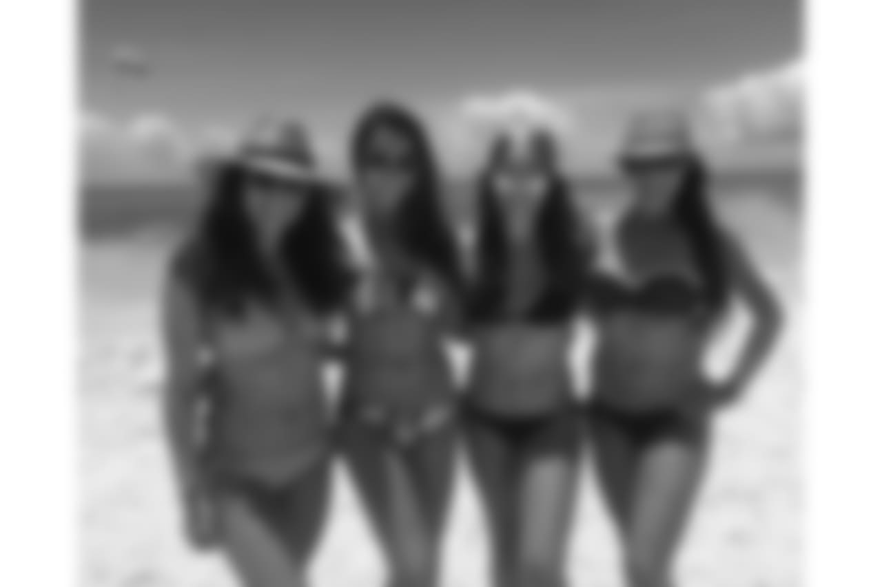 Sage, Malia, Gabriella and Deonna enjoying the spectacular weather