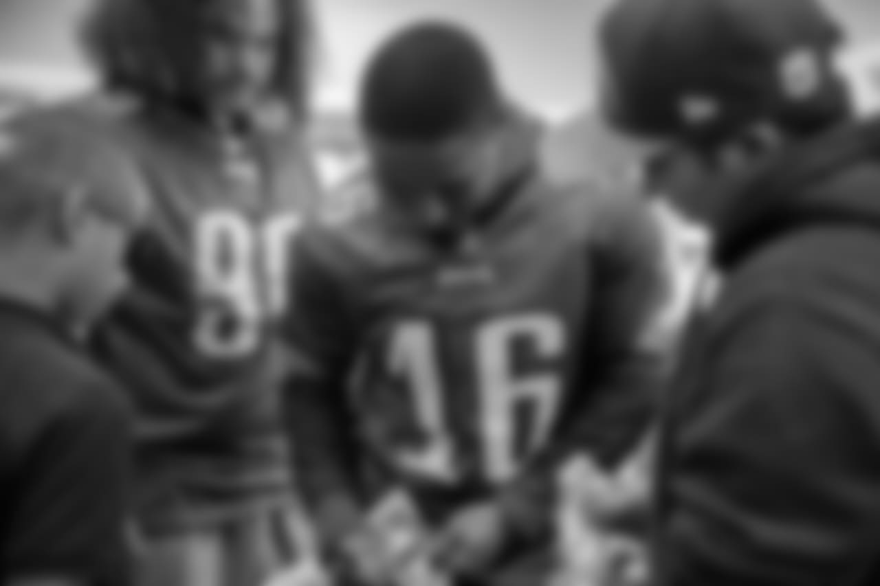 WR Rashard Davis signs an autograph.