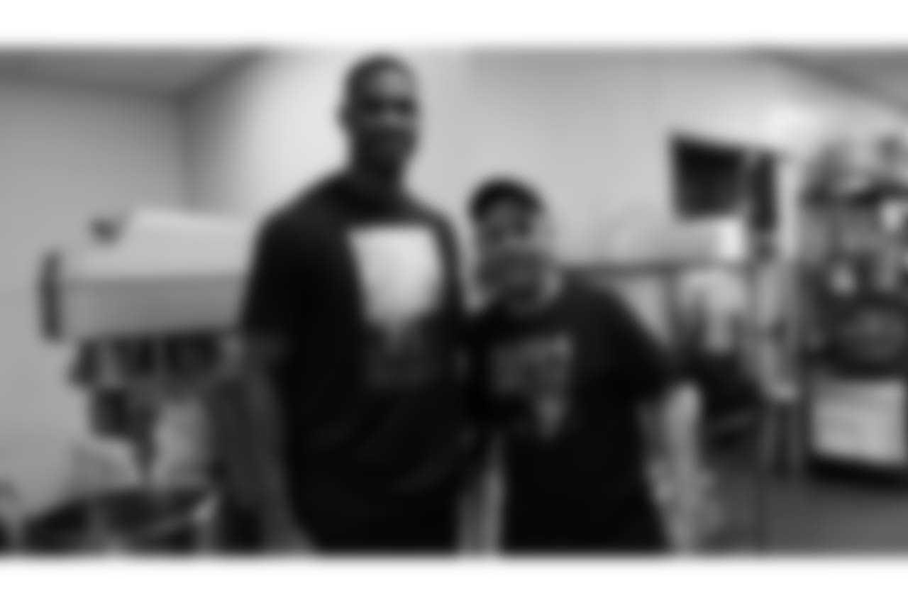Matthews made sure to take a photo with this MANNA worker, who is also a military veteran.