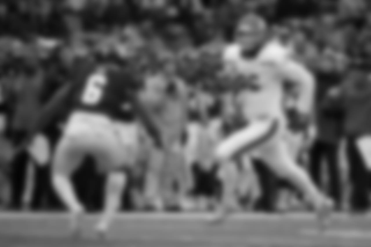 Dallas Goedert running with the ball against Western Illinois.