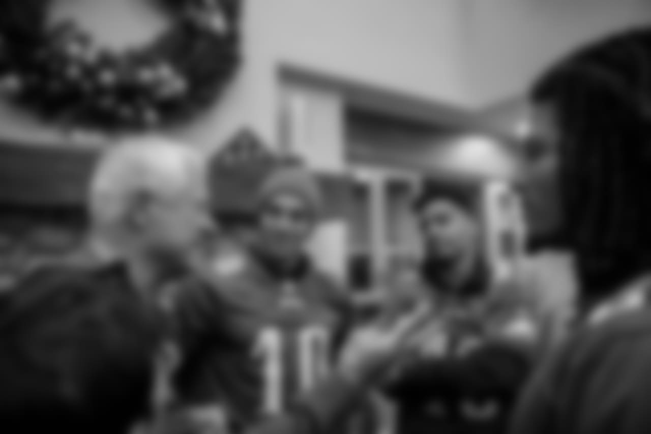 Former Eagles tight end Fred Hill (left) chats with Mack Hollins, Tre Sullivan and Sidney Jones.