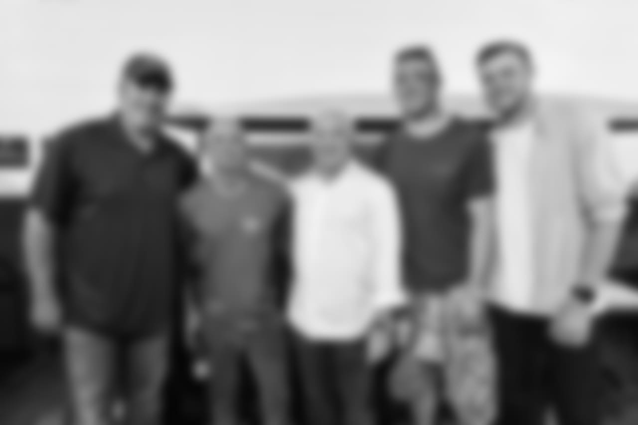 Head coach Doug Pederson, Kenny Chesney, Chairman and CEO Jeffrey Lurie, TE Zach Ertz, and QB Nate Sudfeld take a picture before the show