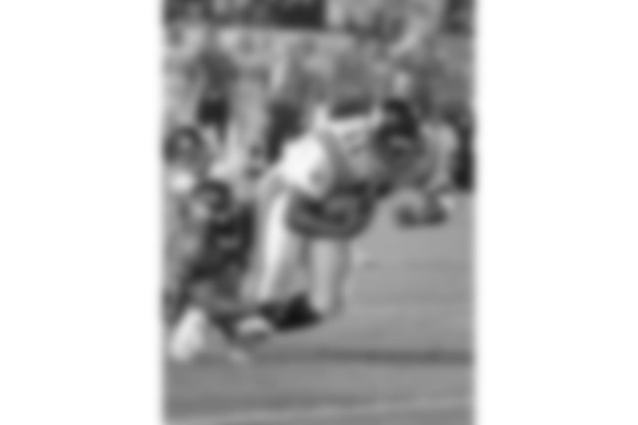 Dawkins' tackle of Daunte Culpepper keeps the Vikings out of the end zone