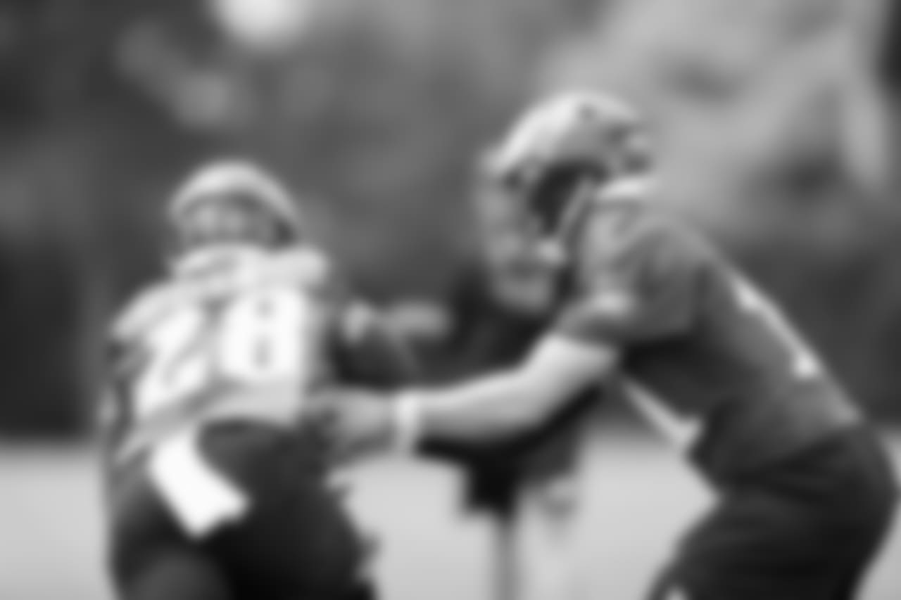 QB Carson Wentz hands off to RB Wendell Smallwood.