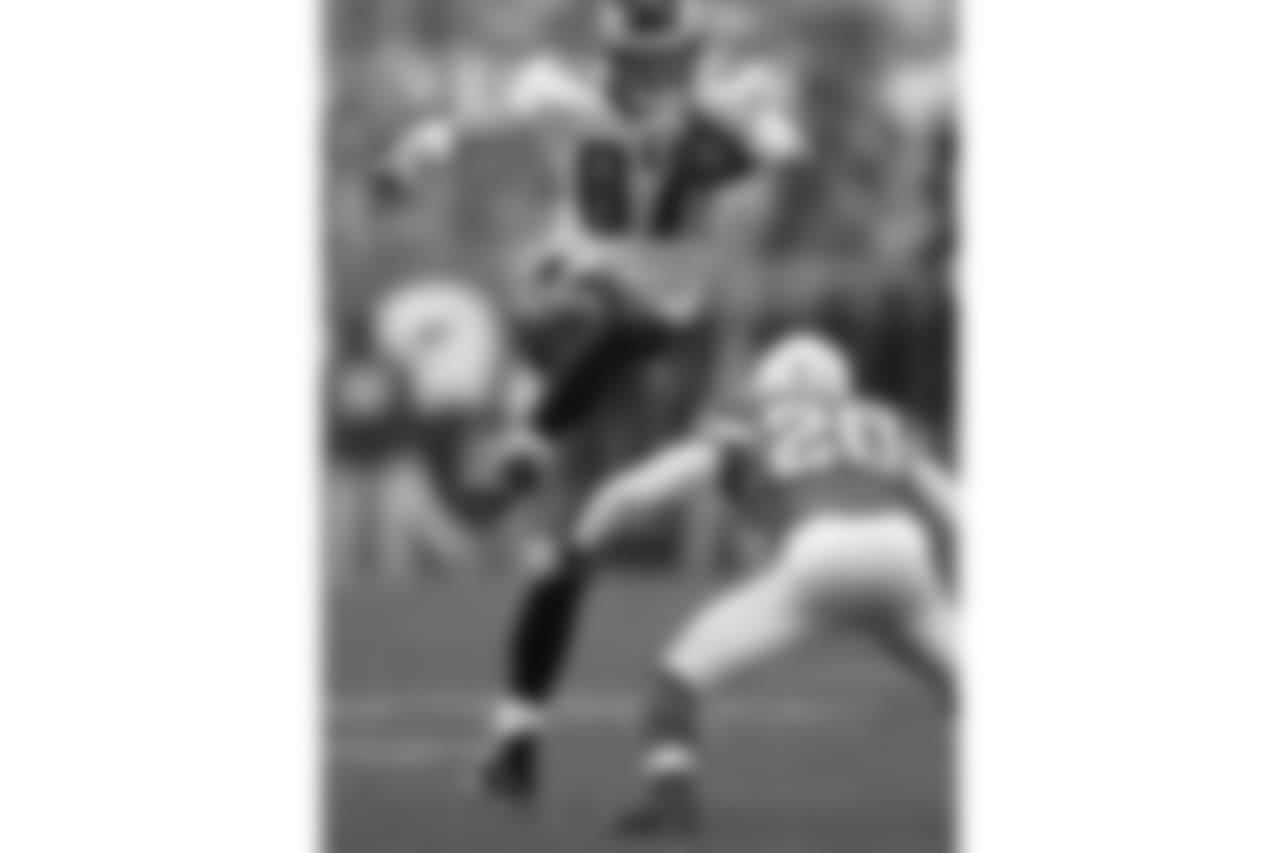 In 2010, Celek set a regular season career-high with 10 catches for a season-high 97 yards against Minnesota